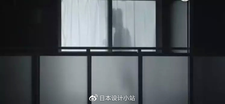 不寒而栗！《门锁》中被偷窥的白百合，是现实中4000万女孩的噩梦！休闲区蓝鸢梦想 - Www.slyday.coM