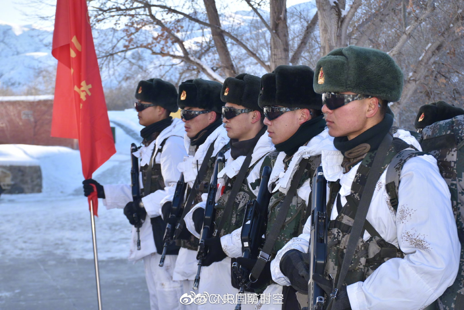斗严寒!边防官兵冬季野营训练雪地行军