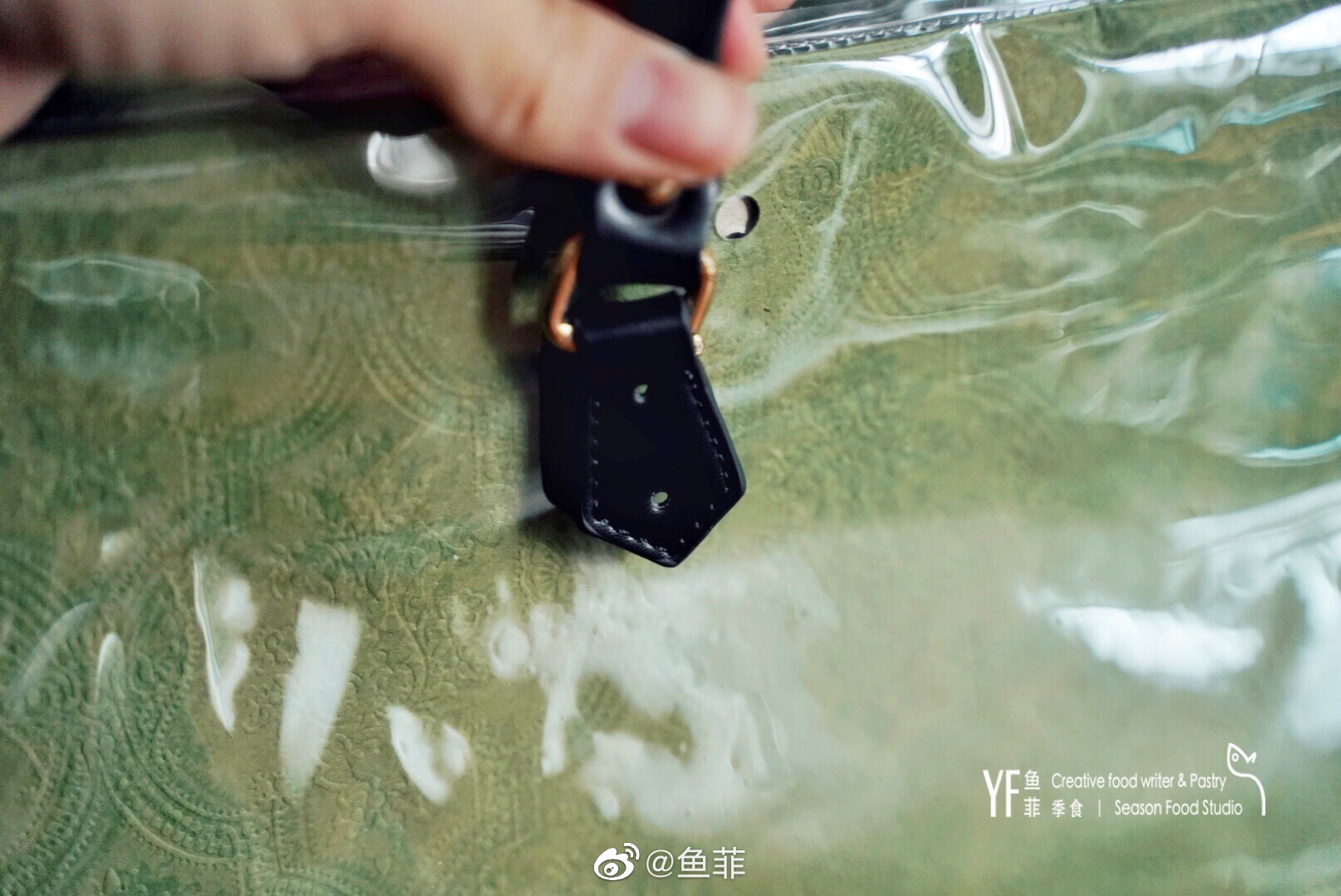 纸袋也有春天,加了拎手和塑封套,自己DIY,只要打几个洞……