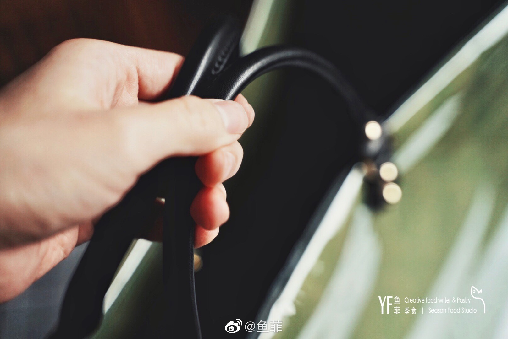 纸袋也有春天,加了拎手和塑封套,自己DIY,只要打几个洞……
