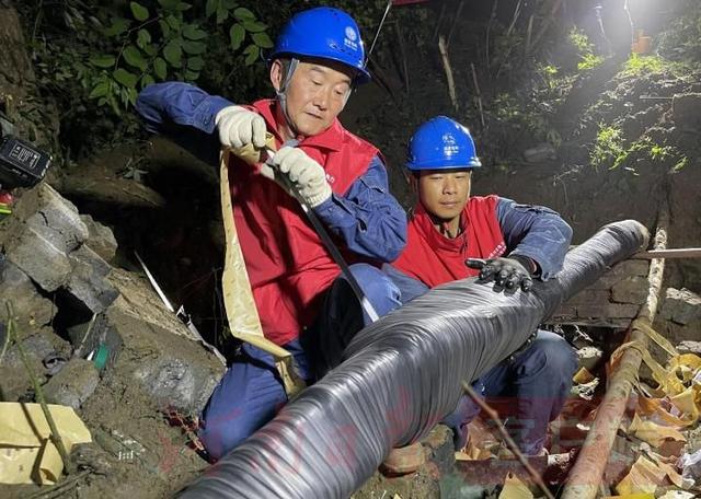 图说信阳电力工人夙夜抢修送清凉