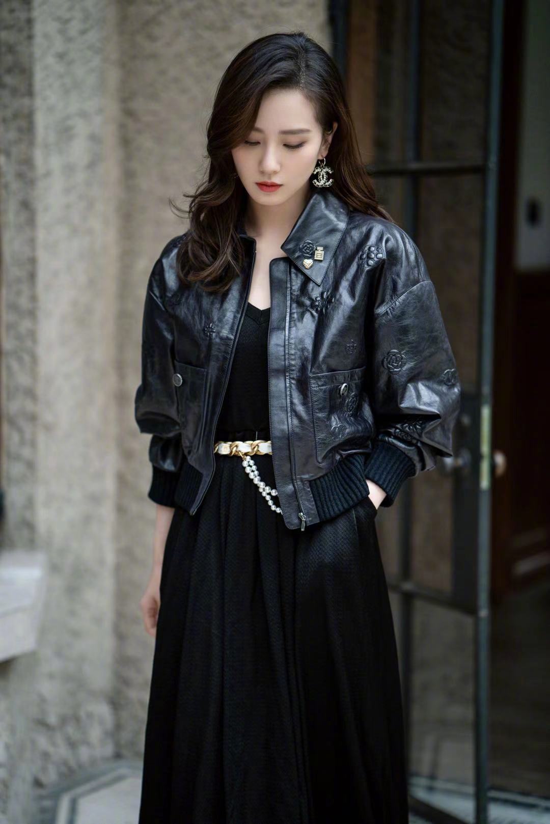 刘诗诗时尚写真大片释出黑色长裙搭配印花皮夹克又美又飒