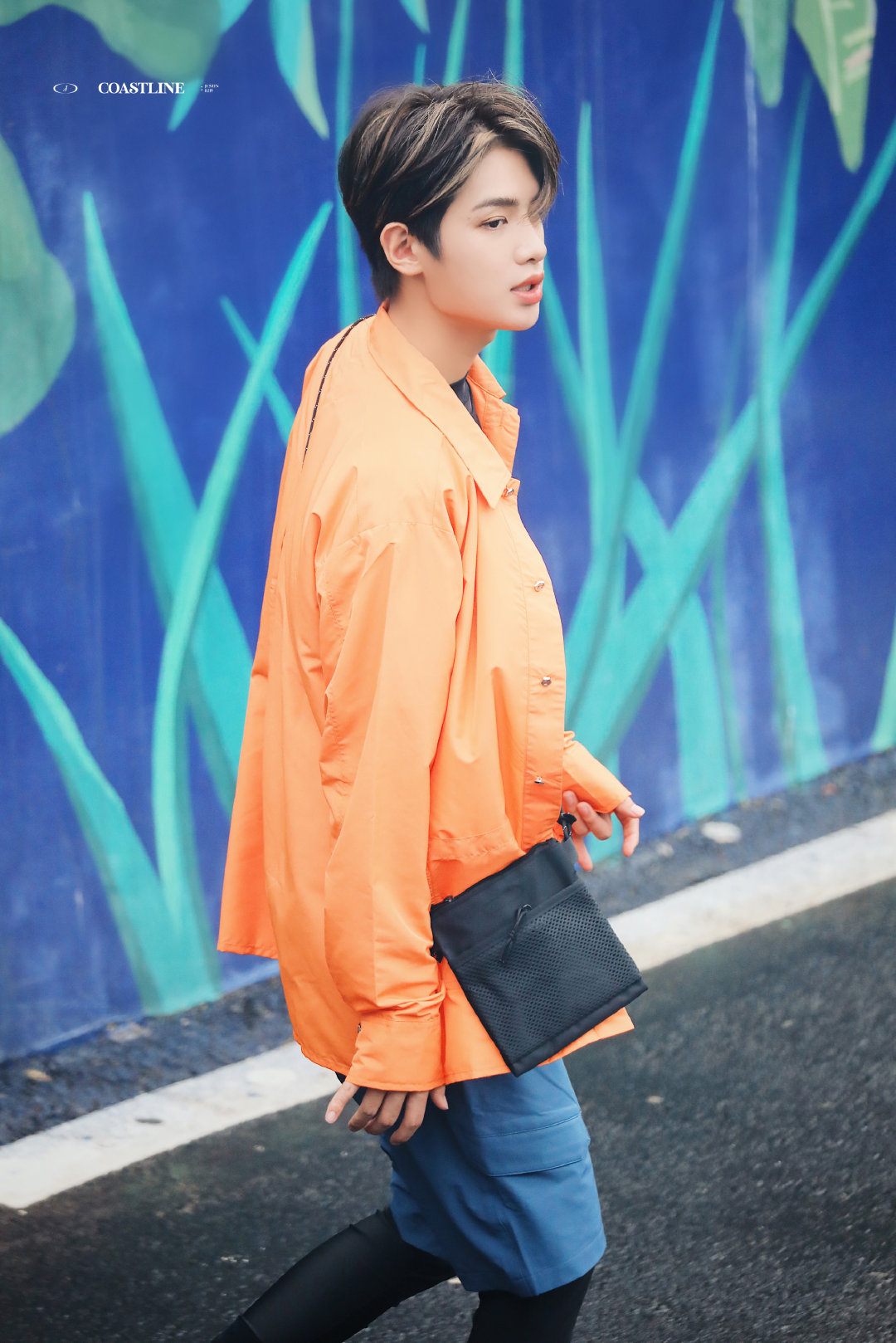 黄明昊今日上班饭拍图 橙色衬衫穿起来好少年!