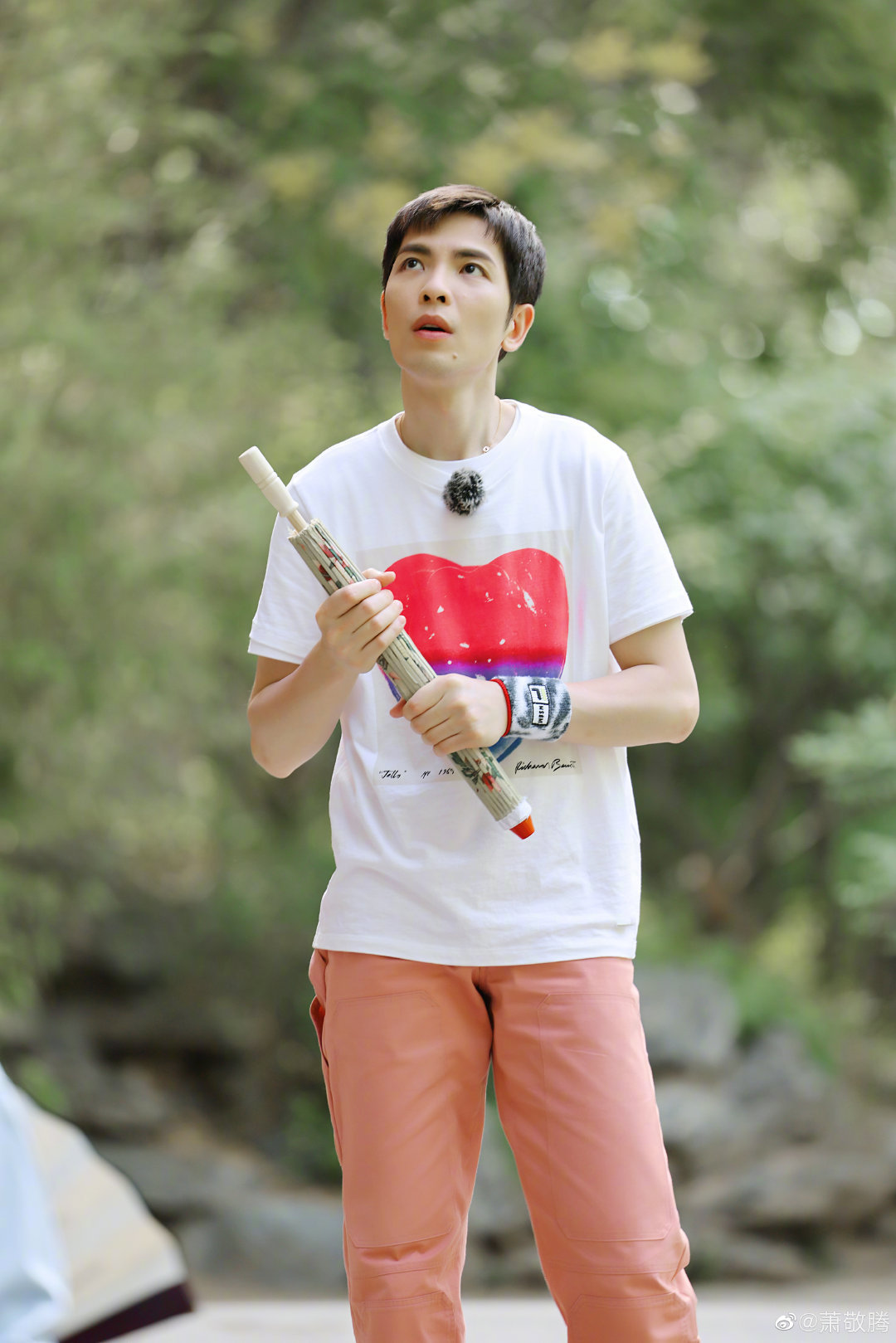 萧敬腾录综艺时被粉丝送伞