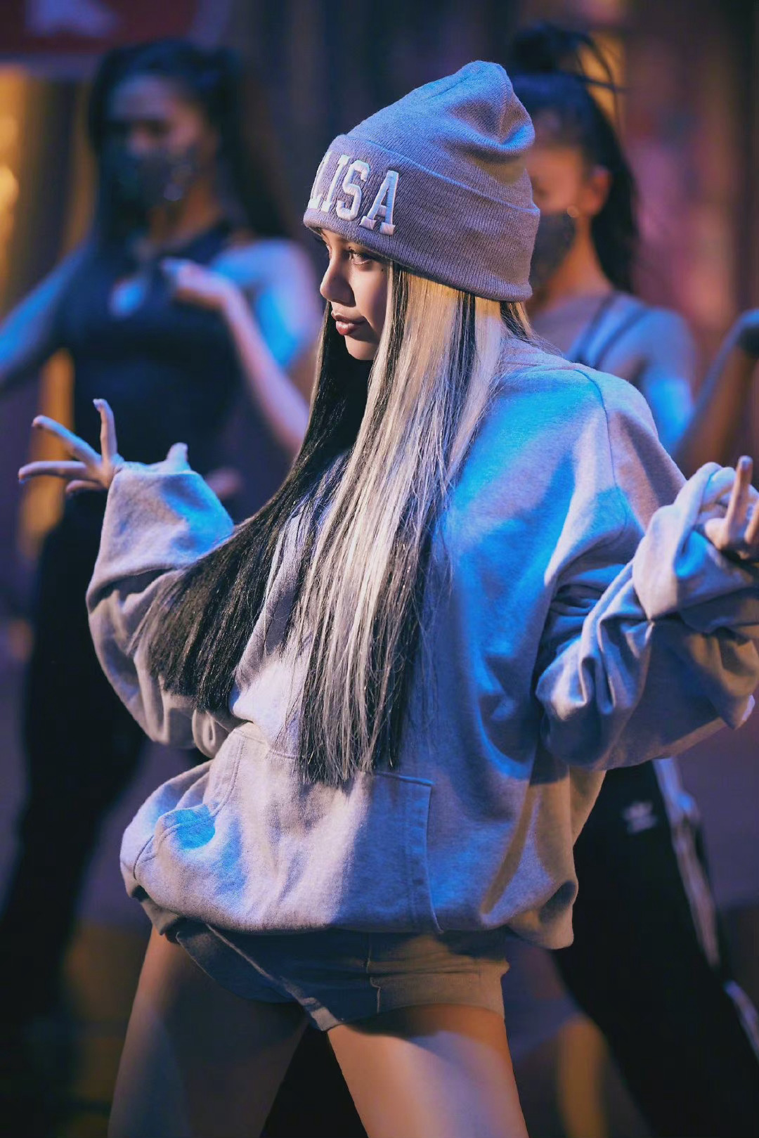 lisa新歌《lalisa》mv花絮照片释出……__财经头条