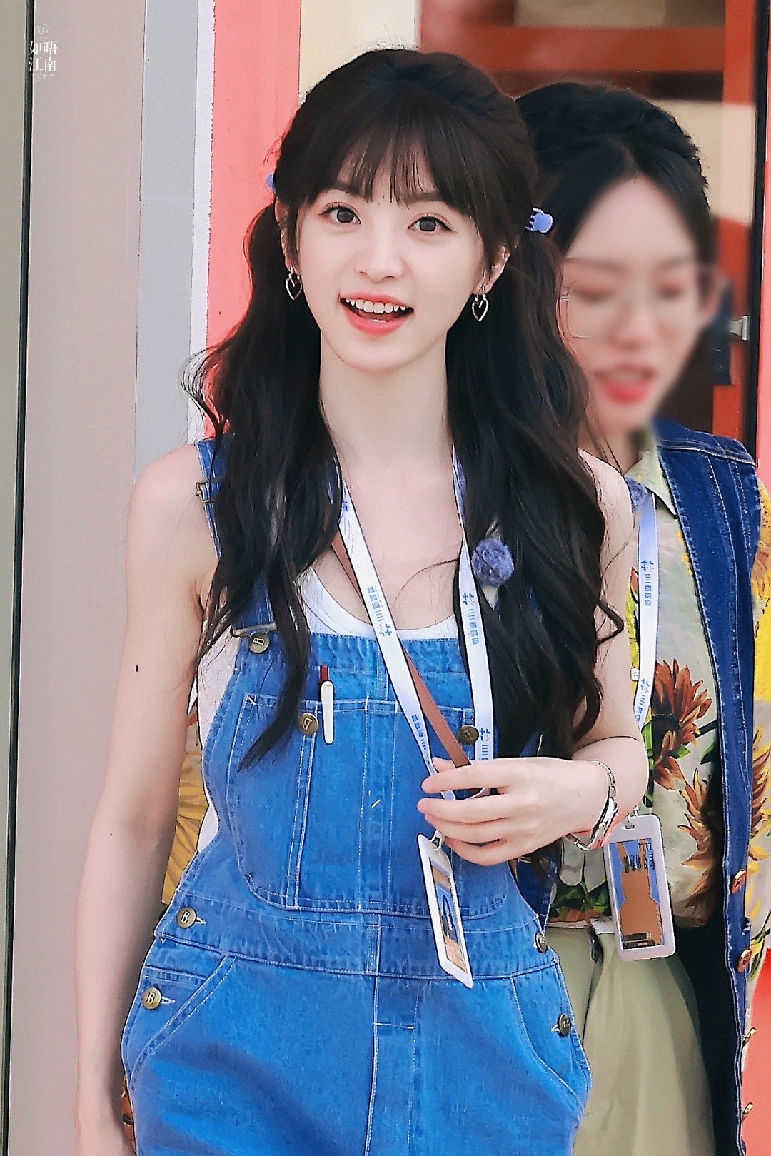 田曦薇女子推理社上班饭拍 牛仔背带裤双马尾造型……