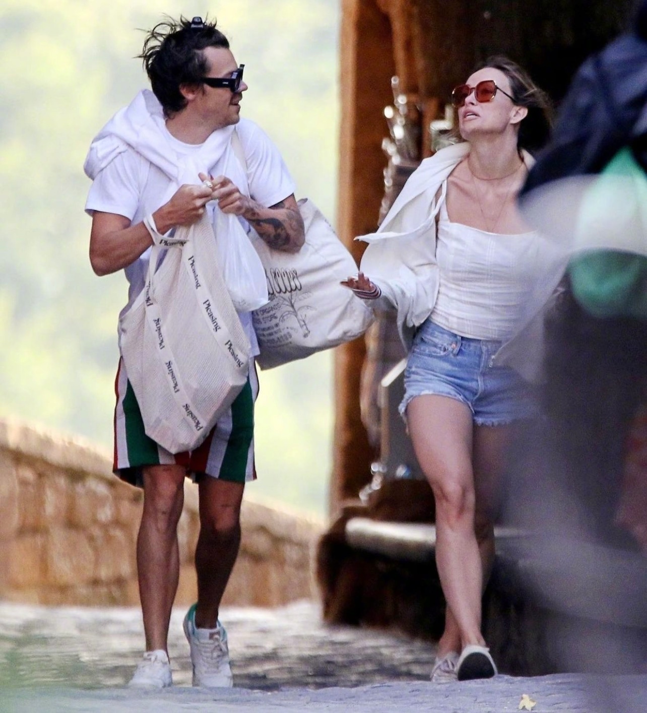 近日现身意大利度假的哈卷harry styles和女友奥利维亚·王尔德olivia