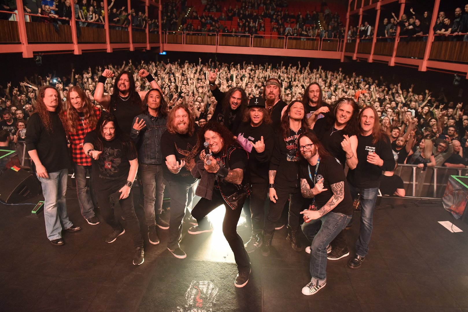 美国 乐团testament(遗嘱)主唱chuck billy和妻子tiffany以及几名助