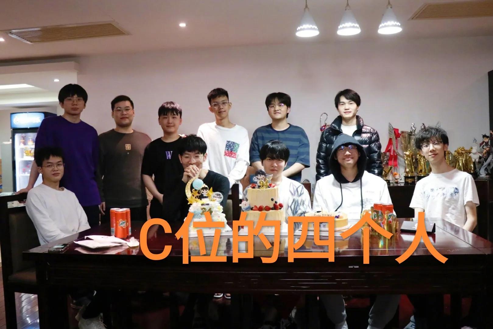 rookie生日合照,"老ig四人占据c位,差了一个jkl"