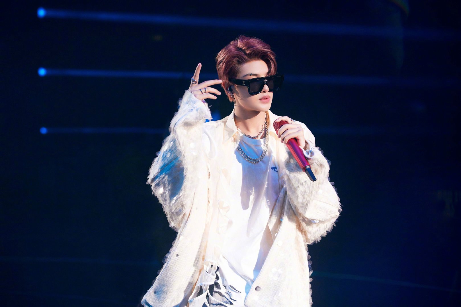 黄明昊乐华家族演唱会花絮照 昨天新歌《u》的首舞台好棒!