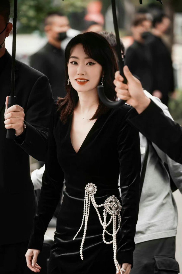 六位女星同穿黑色礼裙现身活动!刘雯赢麻了,周也最让人惊喜休闲区蓝鸢梦想 - Www.slyday.coM 六位女星同穿黑色礼裙现身活动!刘雯赢麻了,周也最让人惊喜休闲区蓝鸢梦想 - Www.slyday.coM