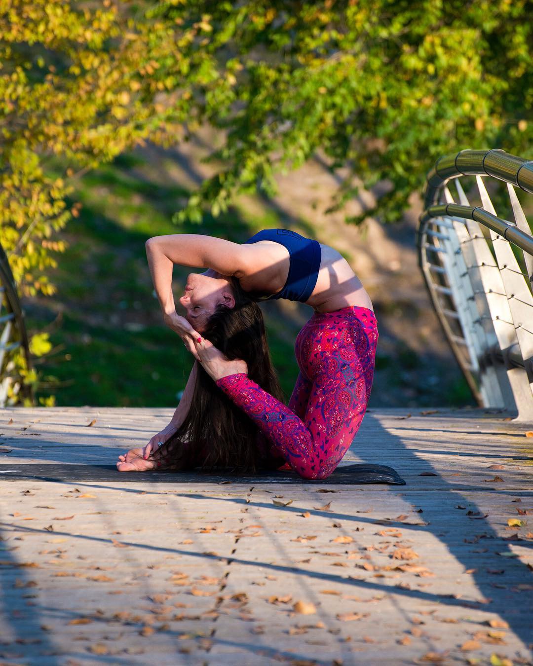 1,弯曲双膝,让双腿小腿跪立在瑜伽垫上,之后把双腿竖直.