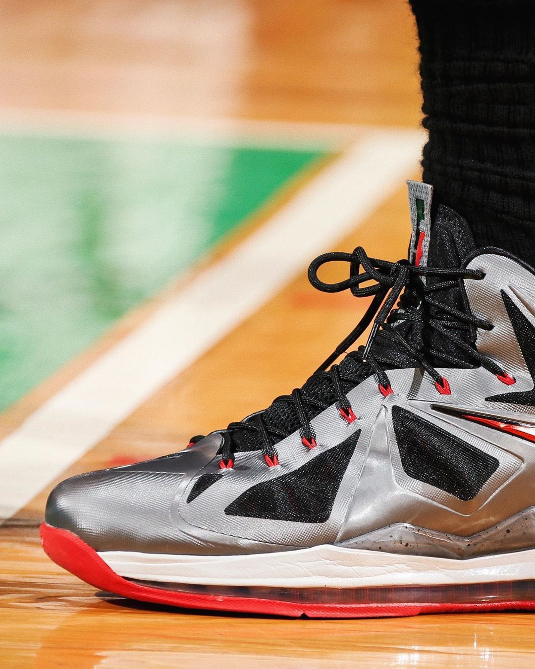 那场比赛lebron james 穿着的是lebron 10