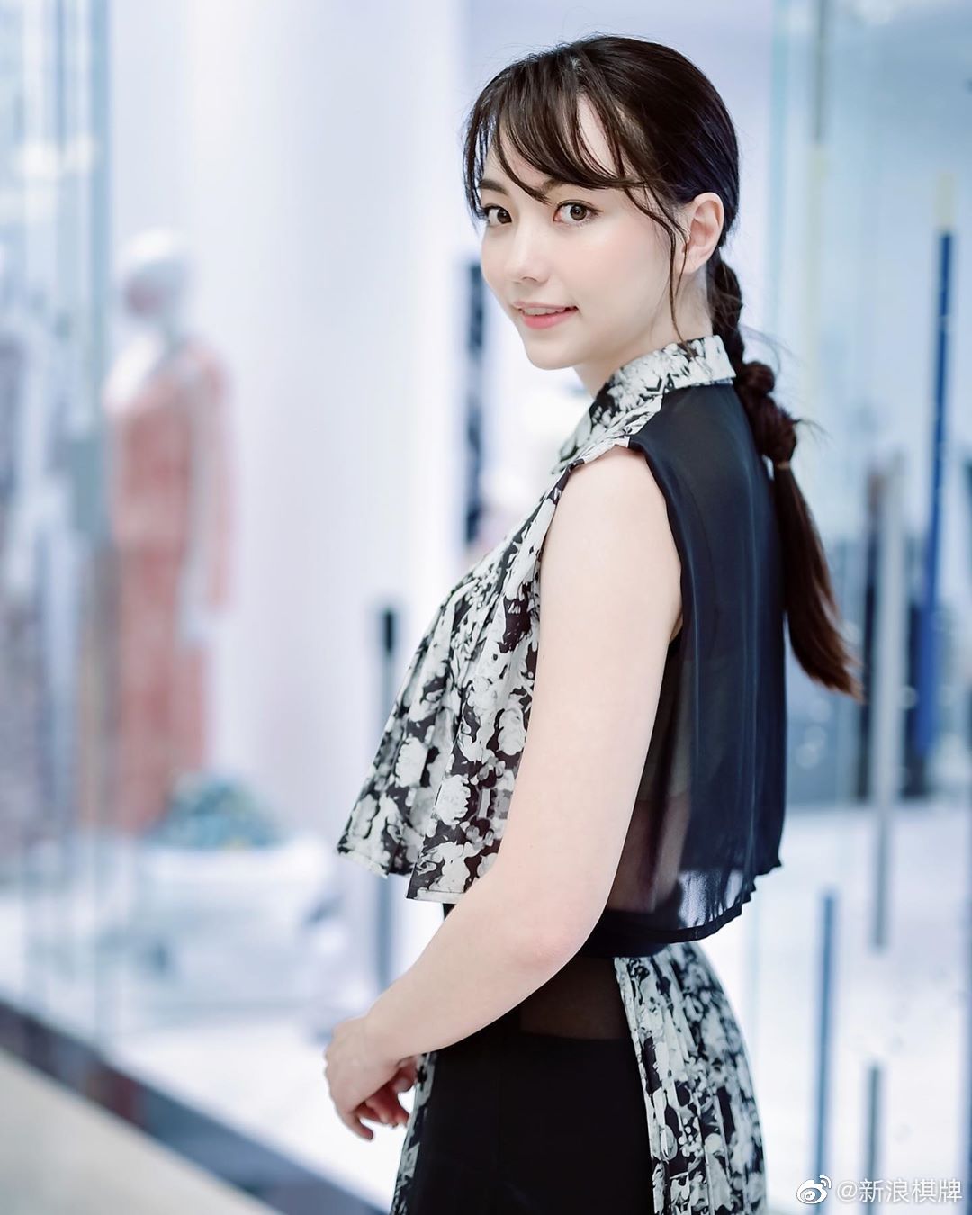 高清-黑嘉嘉晒甜甜美照 模特身材尽显高雅气质