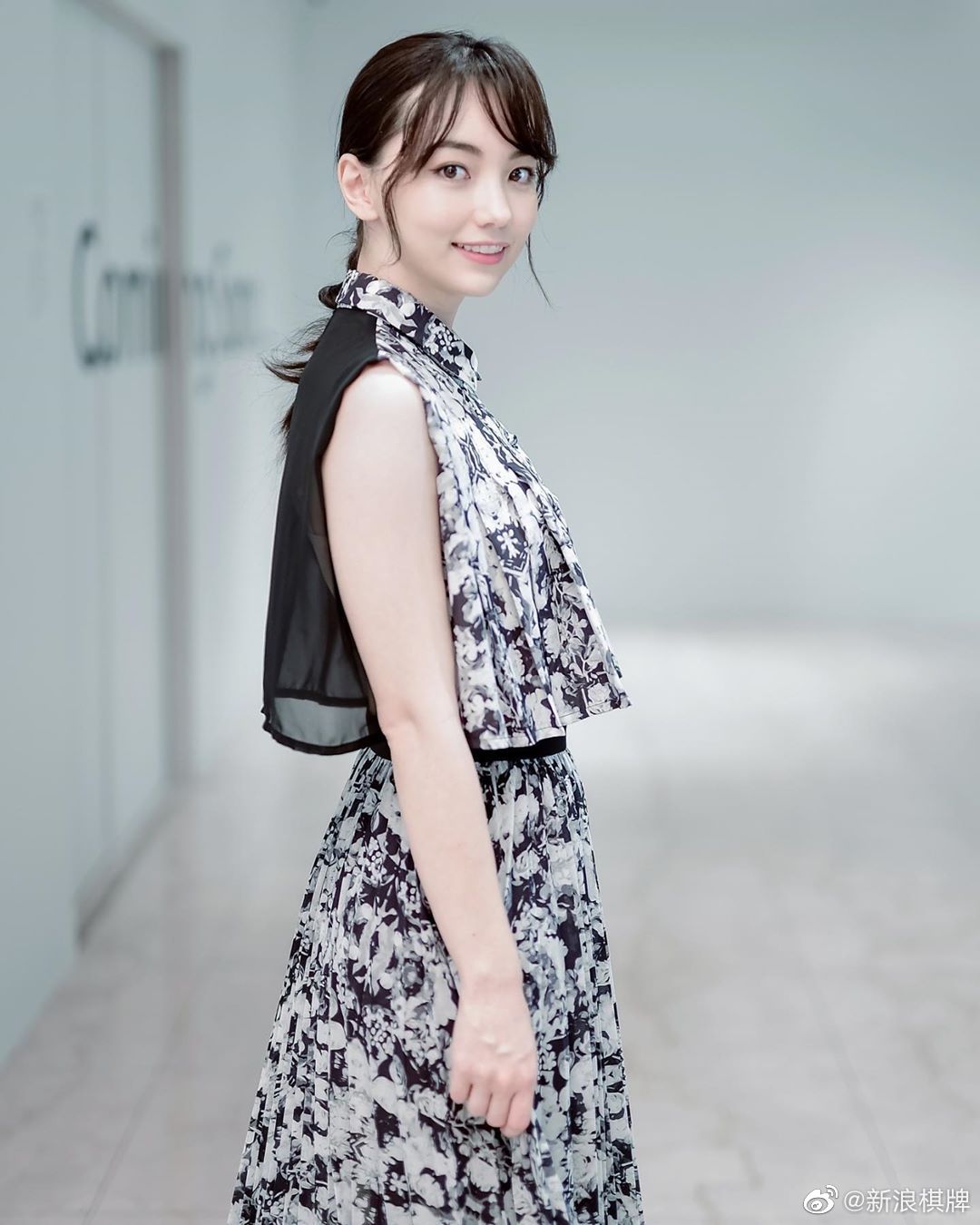 高清-黑嘉嘉晒甜甜美照 模特身材尽显高雅气质