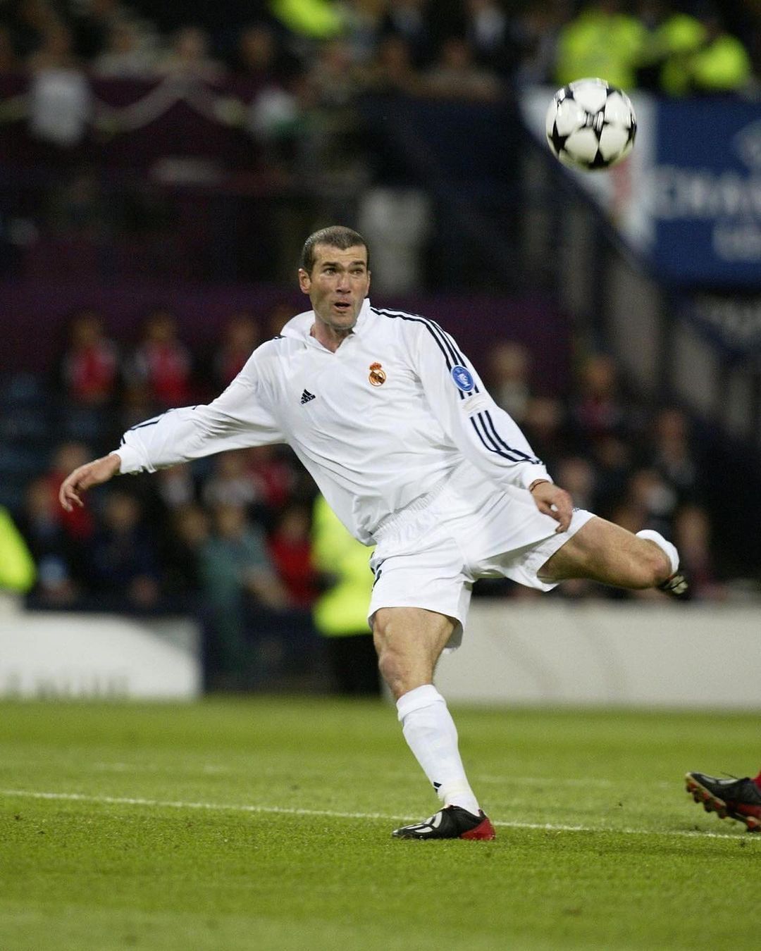 02年的今天,齐达内在欧冠决赛打进了这个进球__财经头条