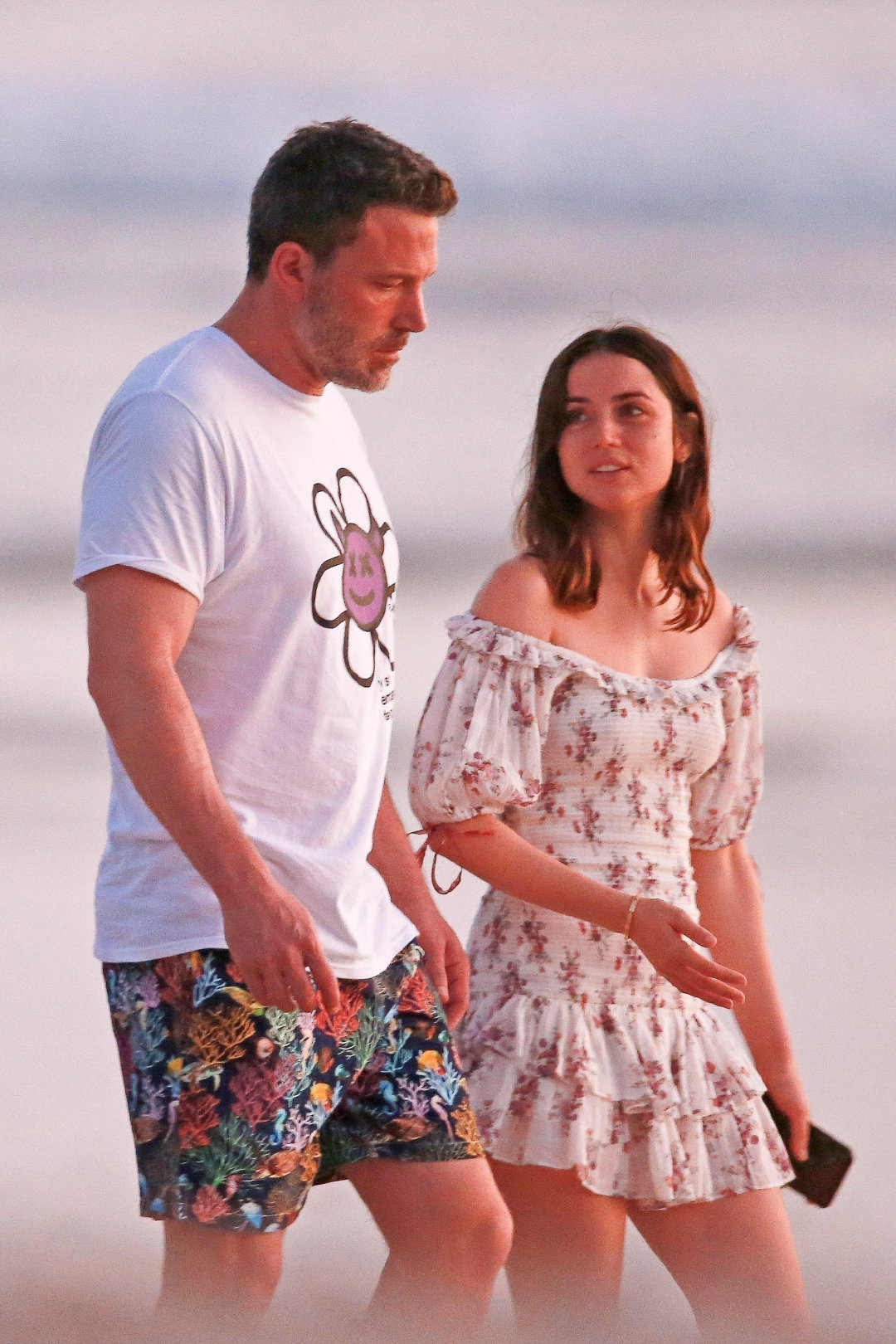 本·阿弗莱克和新女友ana de armas在哥斯达黎加海滩度假的抓拍再出新