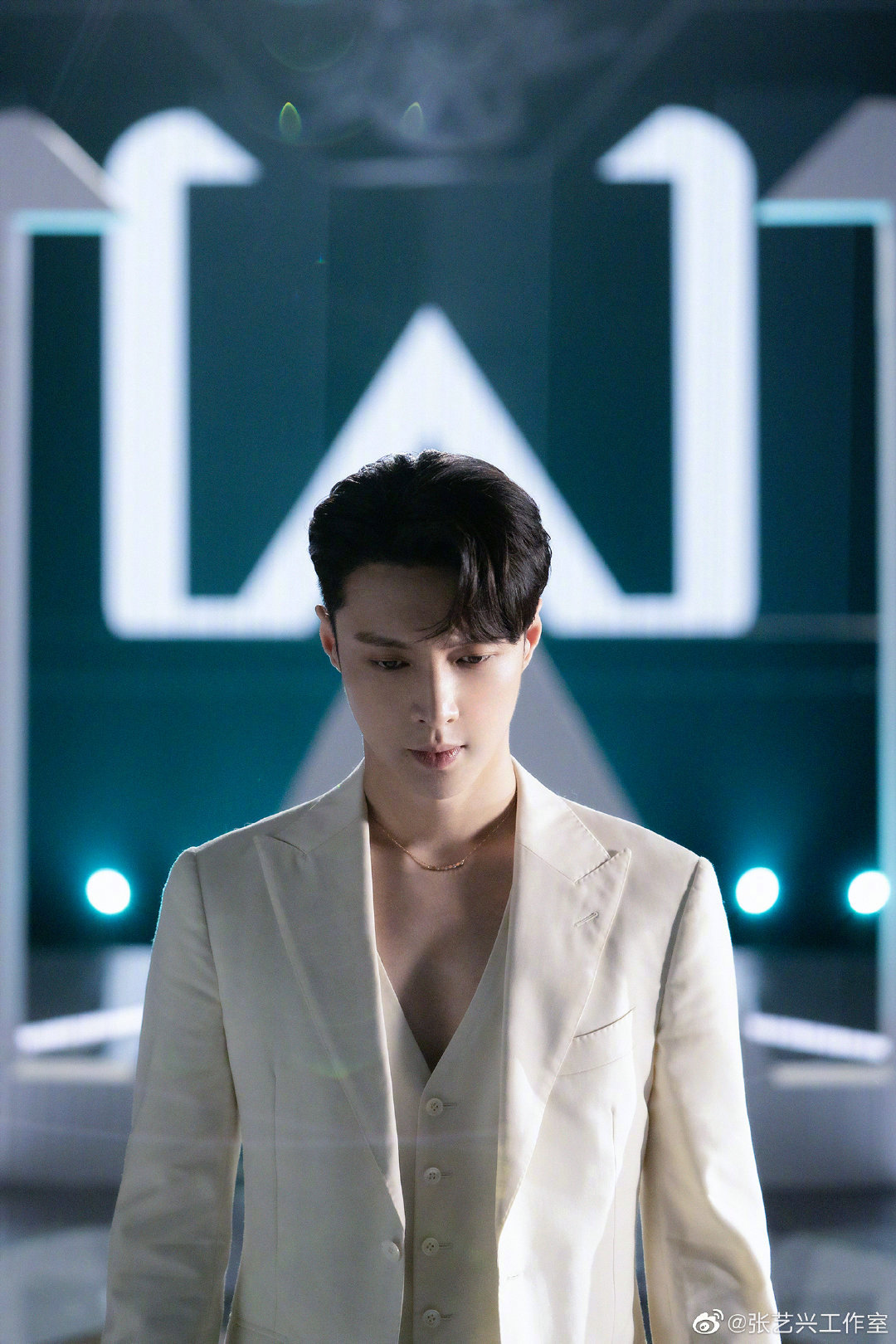 张艺兴 一则宣传私服分享 一身梨花白 高清图集 新浪网