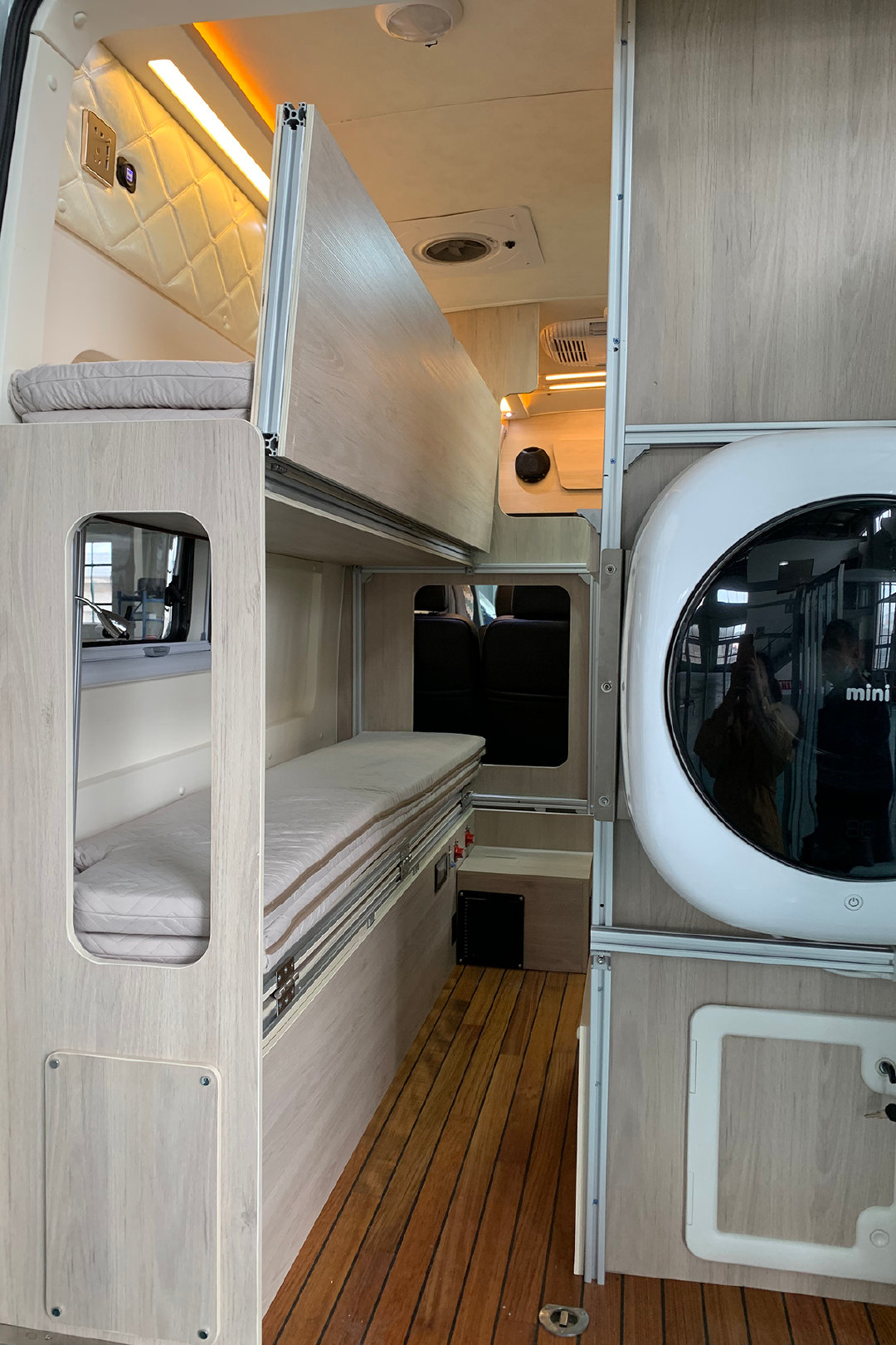 纵置折叠上下床可定制卫航v90长轴版b型房车下线起售价358万元