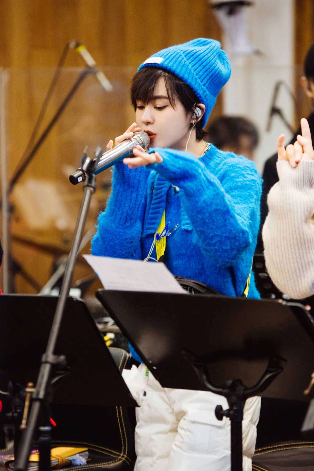 发布一组剧照,@郁可唯 一身蓝色系"蓝精灵"装骑着单车出现_高清图集