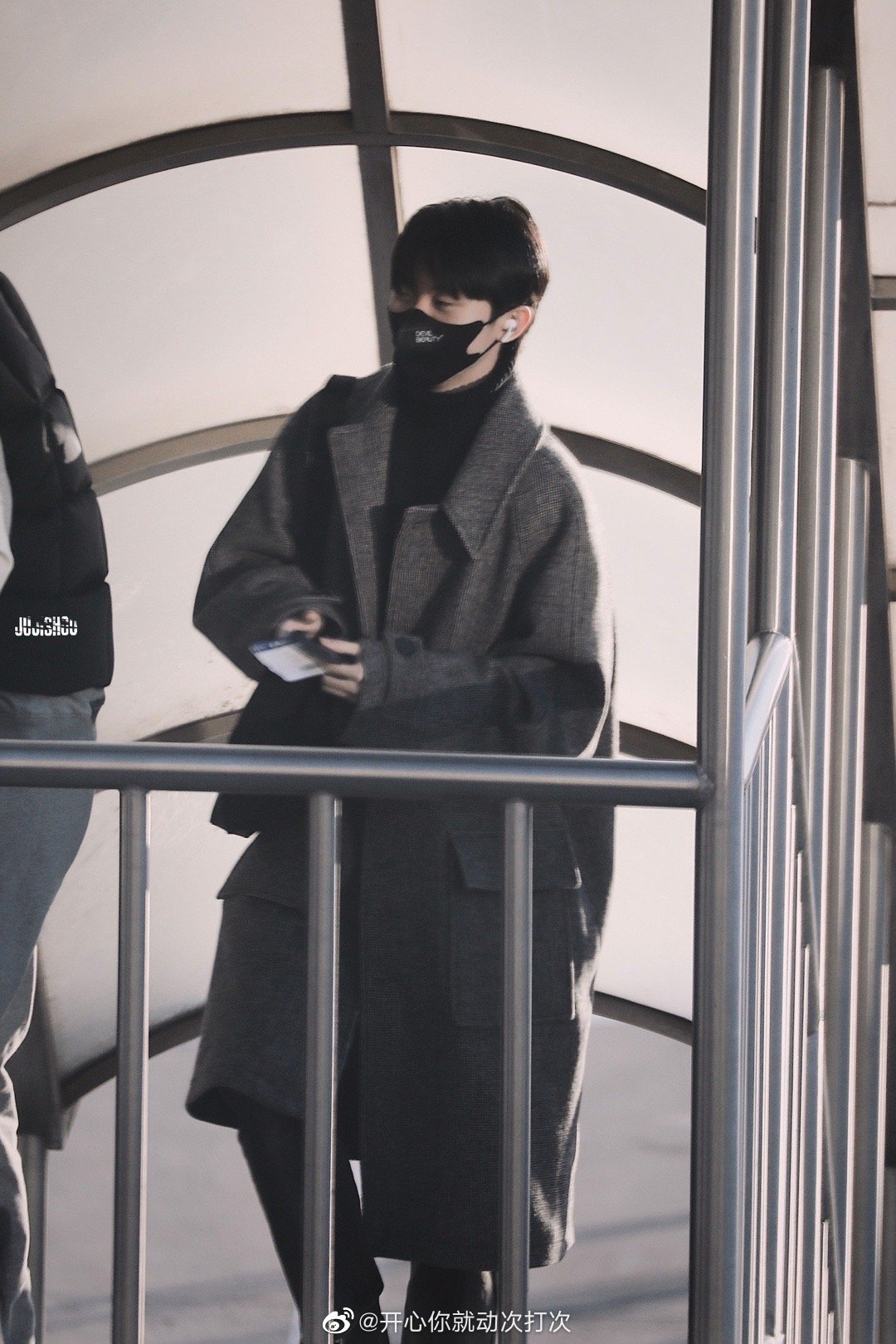 穿风衣的马嘉祺真的别把我给帅死.有韩剧男主内味了!__财经头条