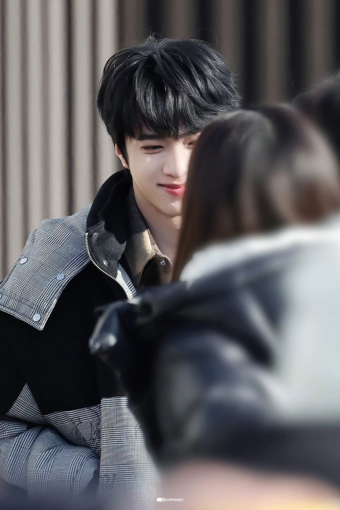 刘耀文无限超越班上班饭拍图推着行李箱的耀文笑的好甜