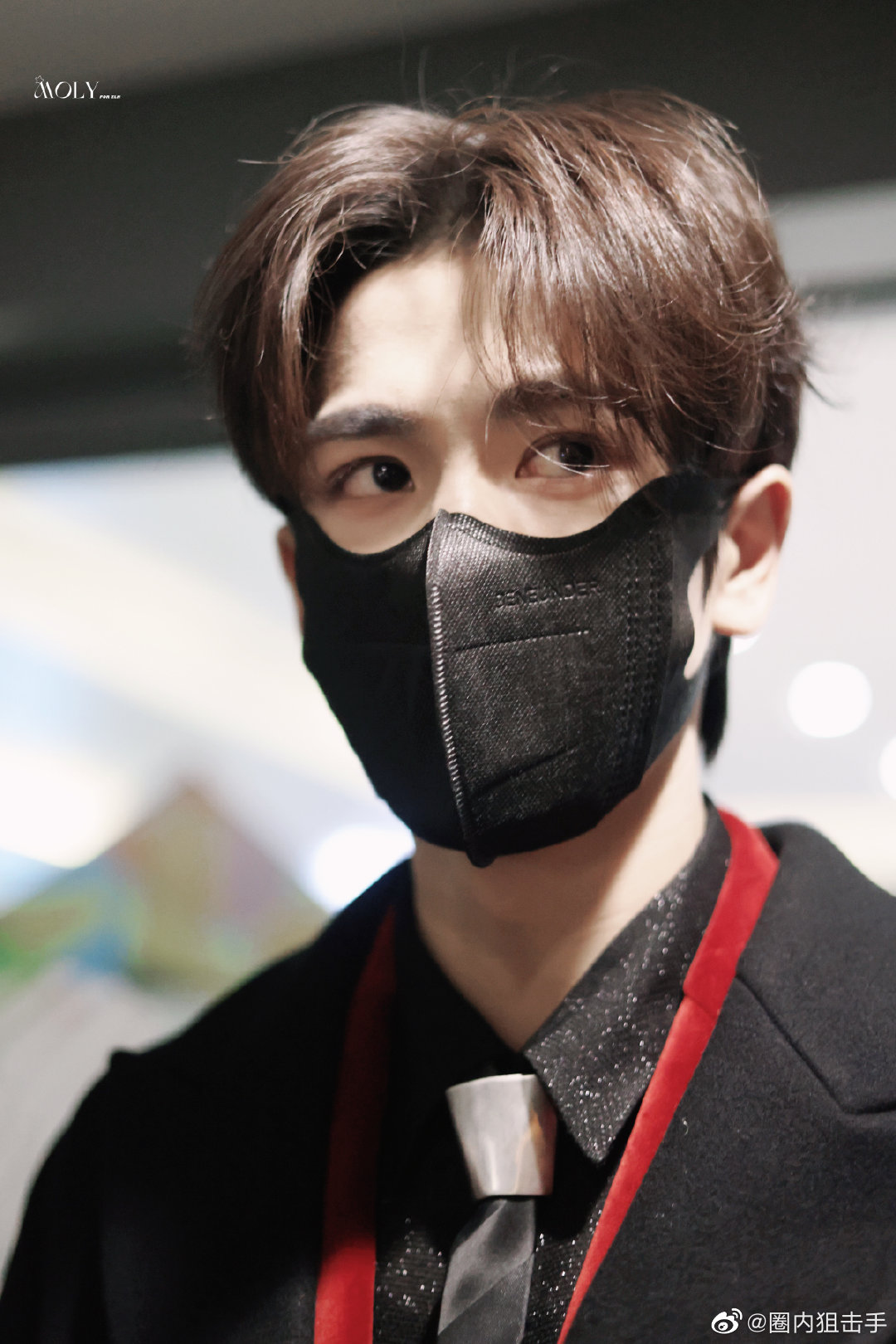 张凌赫素颜现身江苏春晚彩排,人群中好耀眼,状态也太好啦……__财经