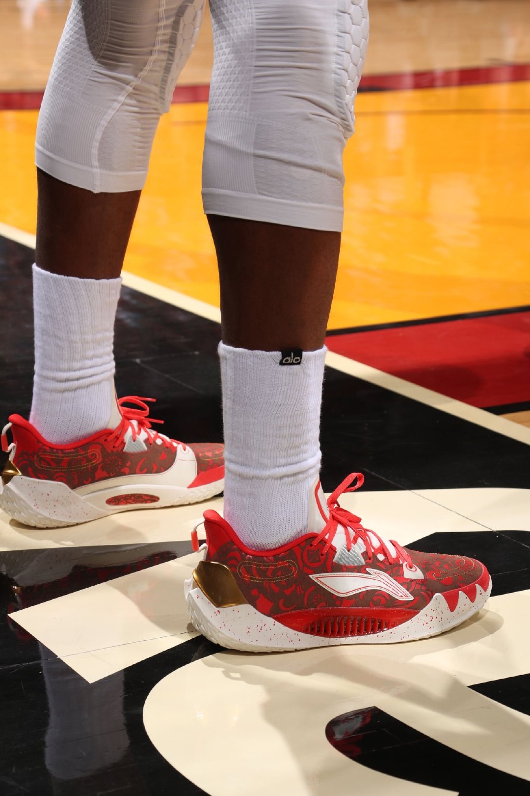 今日jimmy butler上脚李宁巴特勒 1代 新年剪纸配色