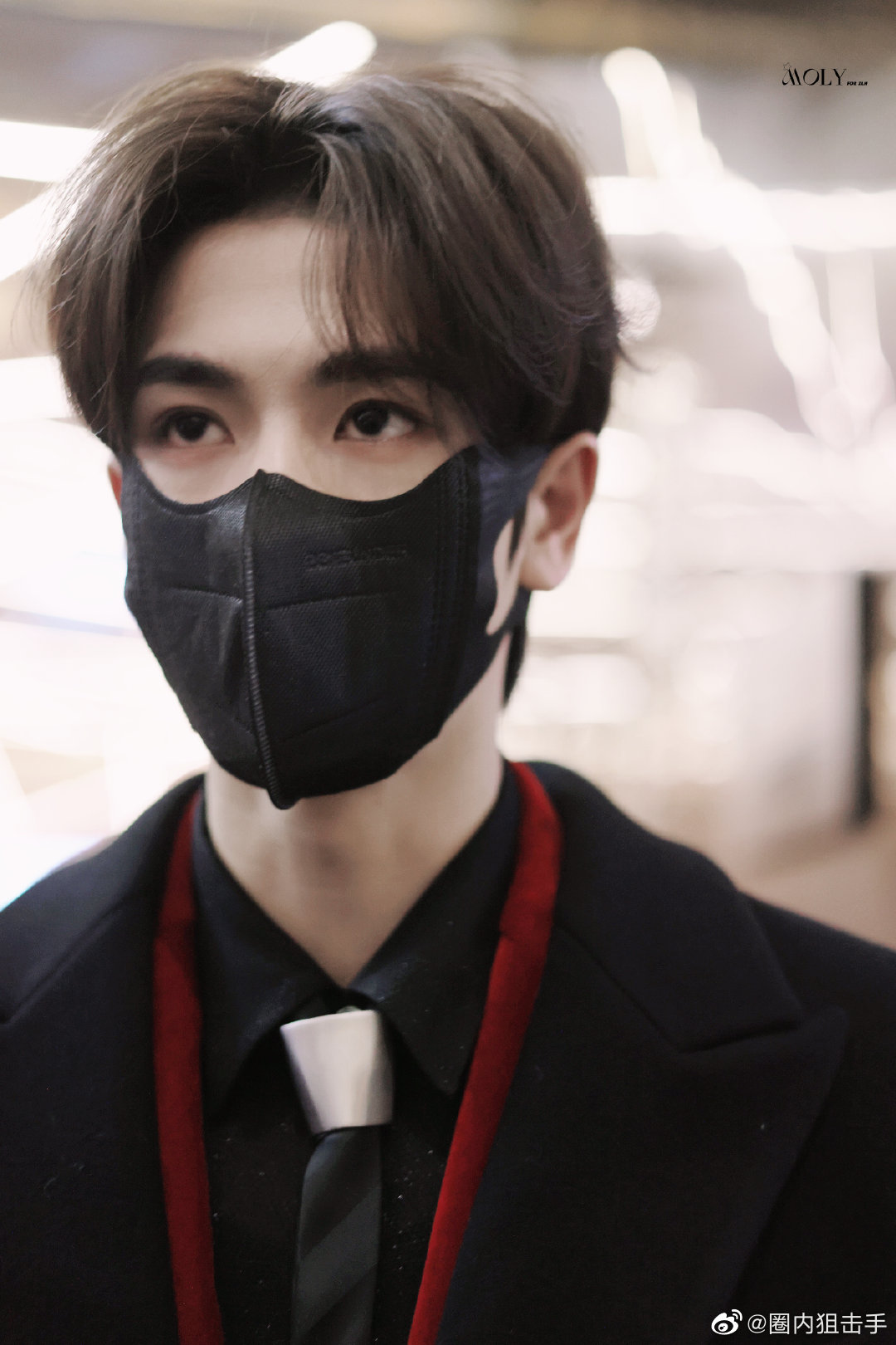 张凌赫素颜现身江苏春晚彩排,人群中好耀眼,状态也太好啦……__财经