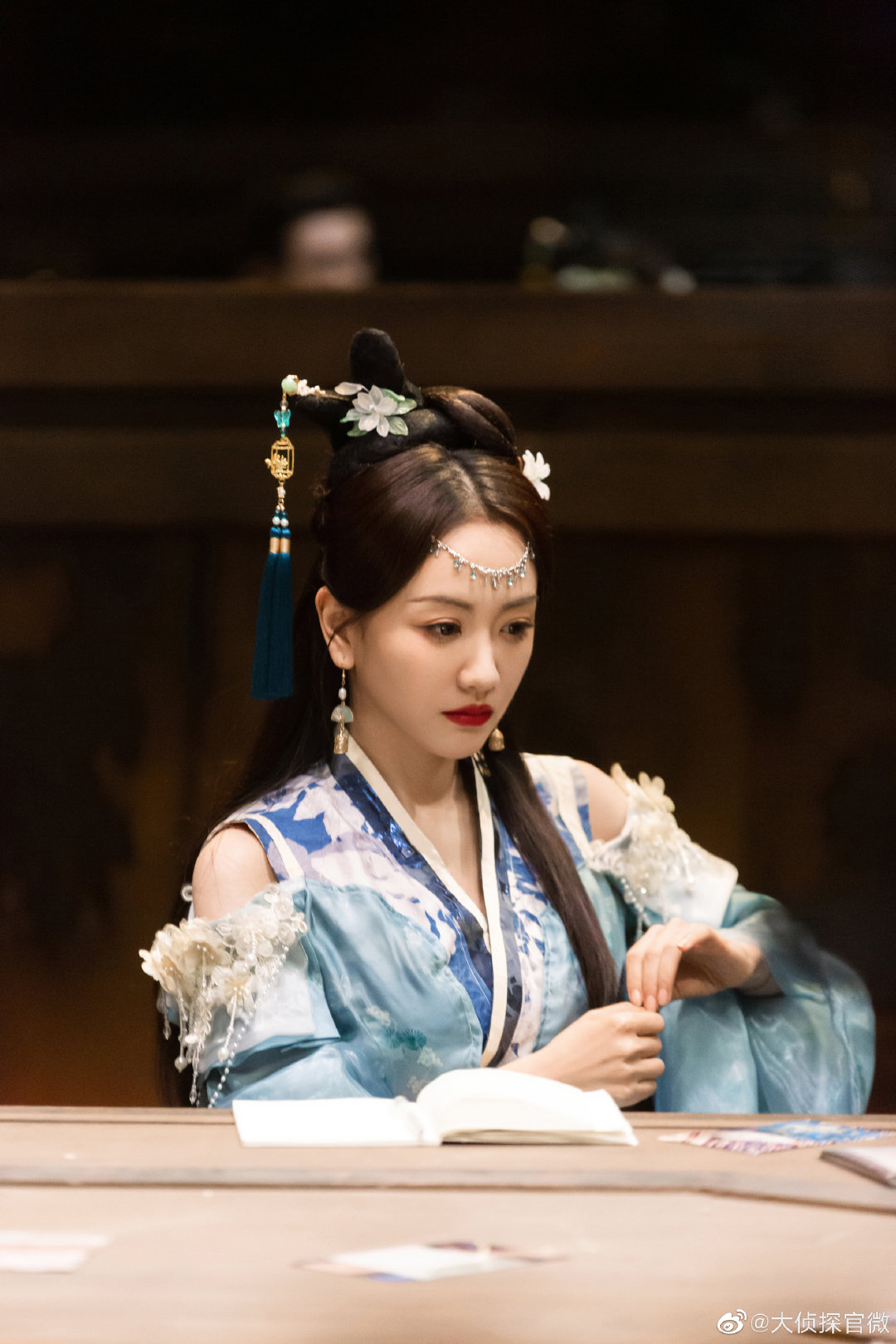 杨蓉大侦探8最新剧照来啦~蓝色古装花钿造型好美_高清图集_新浪网