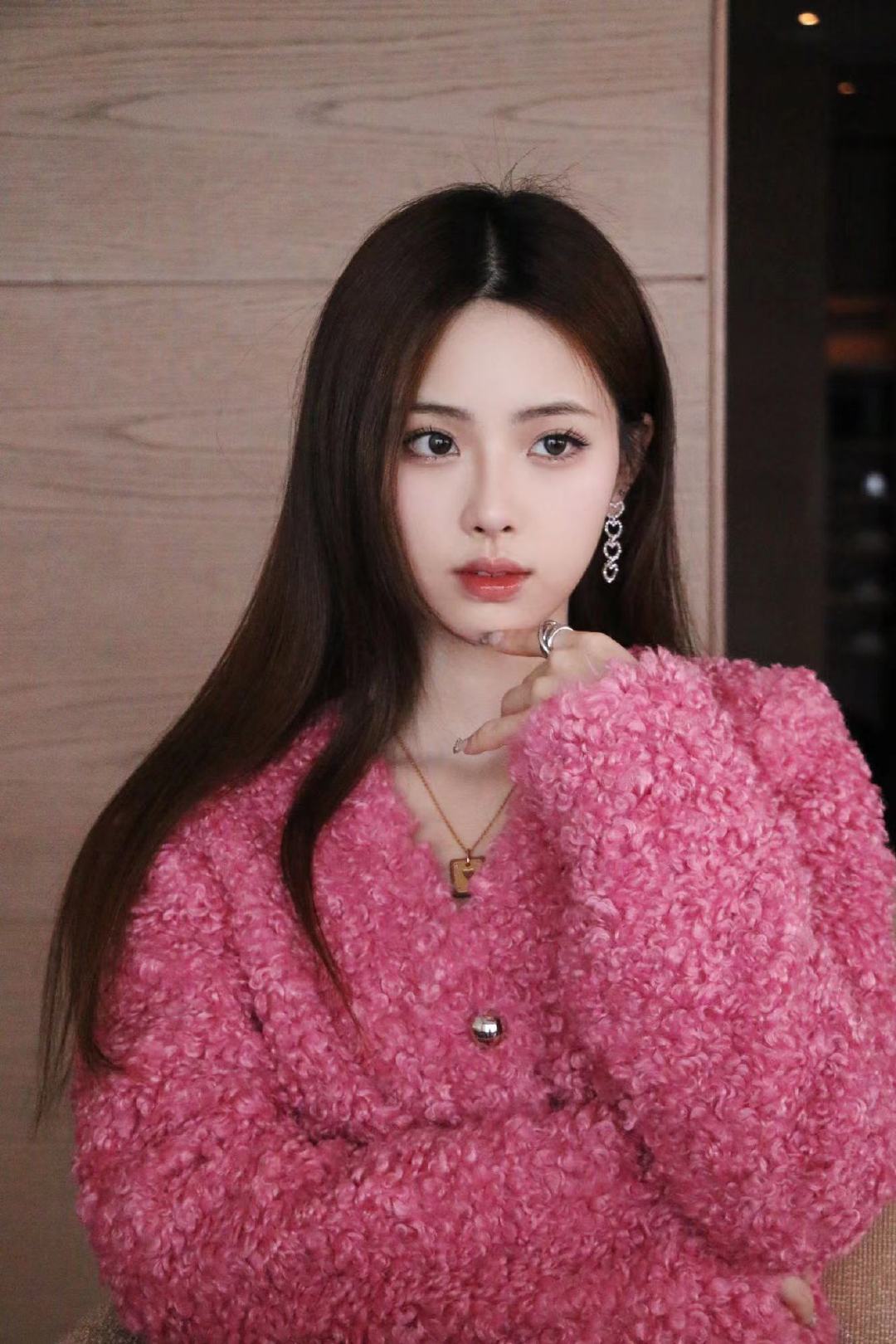 新声代歌手蔡子伊出席派对活动,赴浪漫之约__财经头条