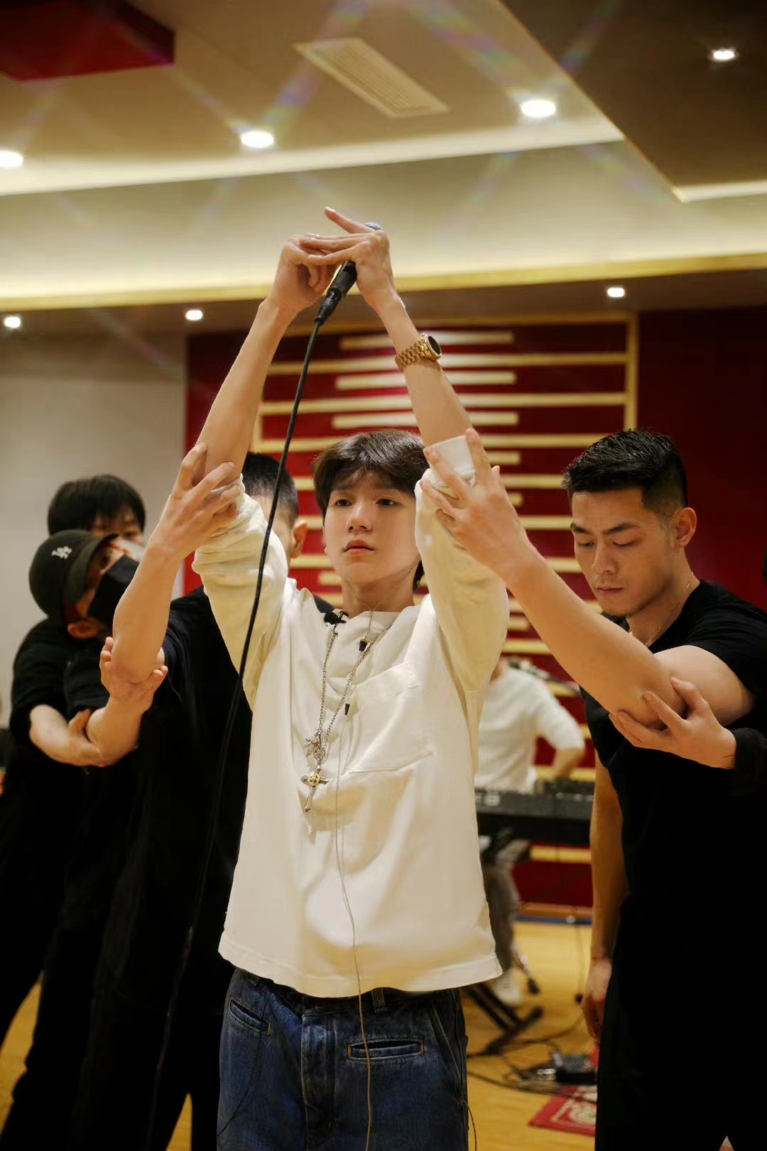 王源客厅狂欢巡演排练照好帅好绝啊!__财经头条