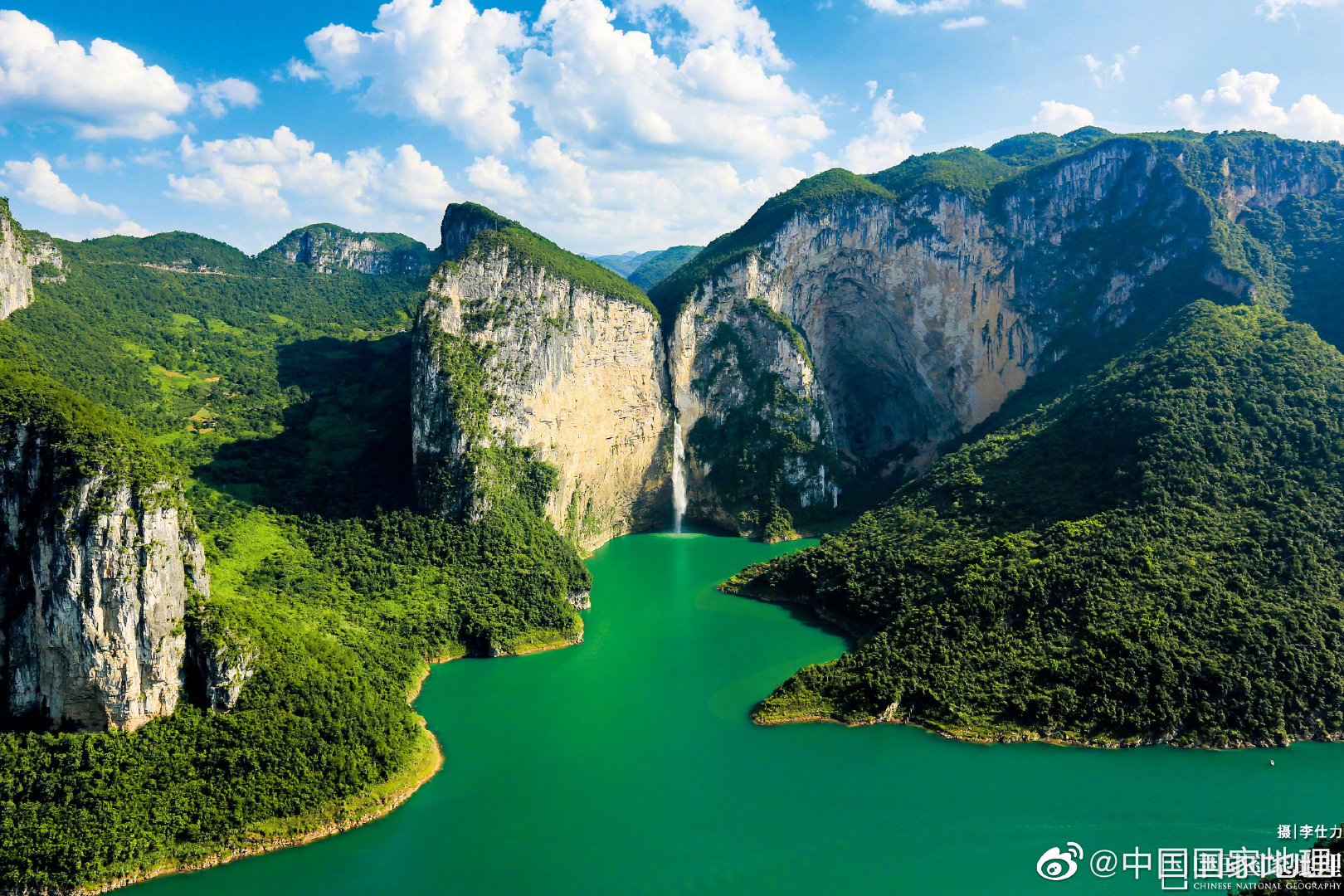 清江从鄂西南奔流而过,冲切出了一段段雄伟壮丽的峡谷.在峡谷之中