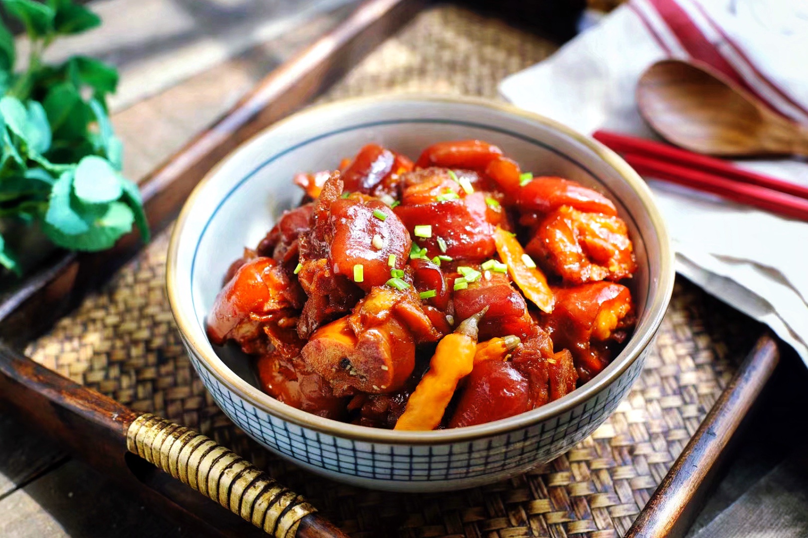 红烧猪蹄了,这是一道比较传统名菜,属于川菜,猪蹄在中国又被叫做元蹄