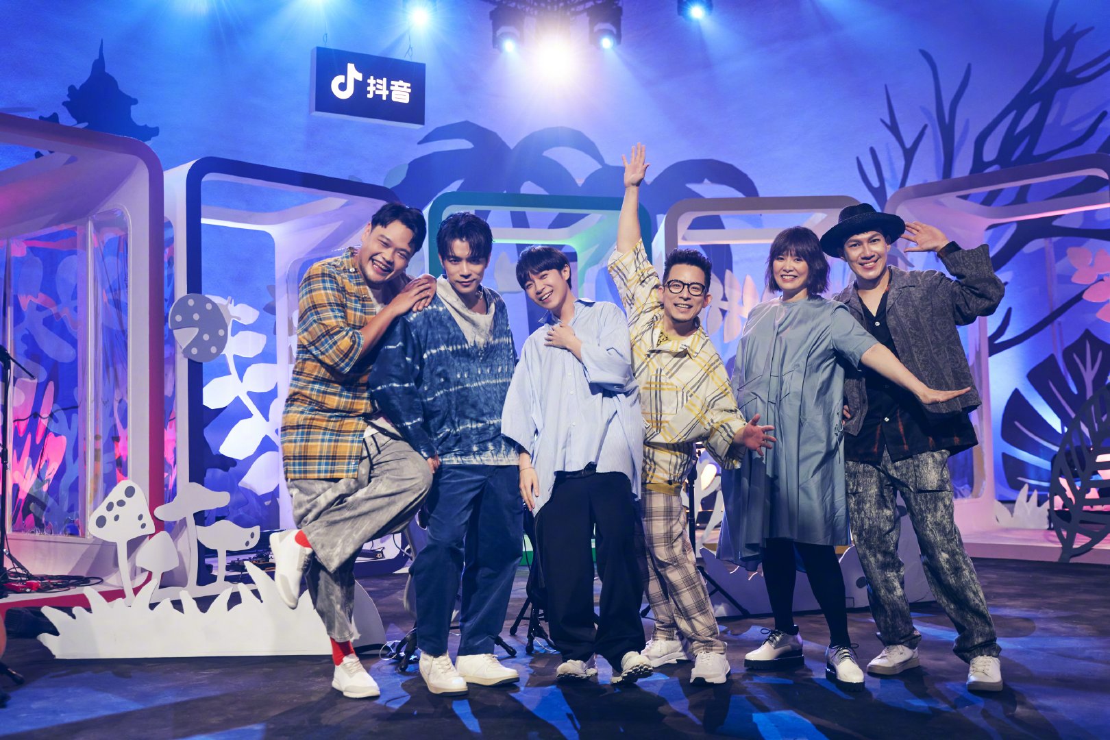 演出正式开场前,"鱼丁糸"需以"验证通关"的形式移步至表演区,此时成员