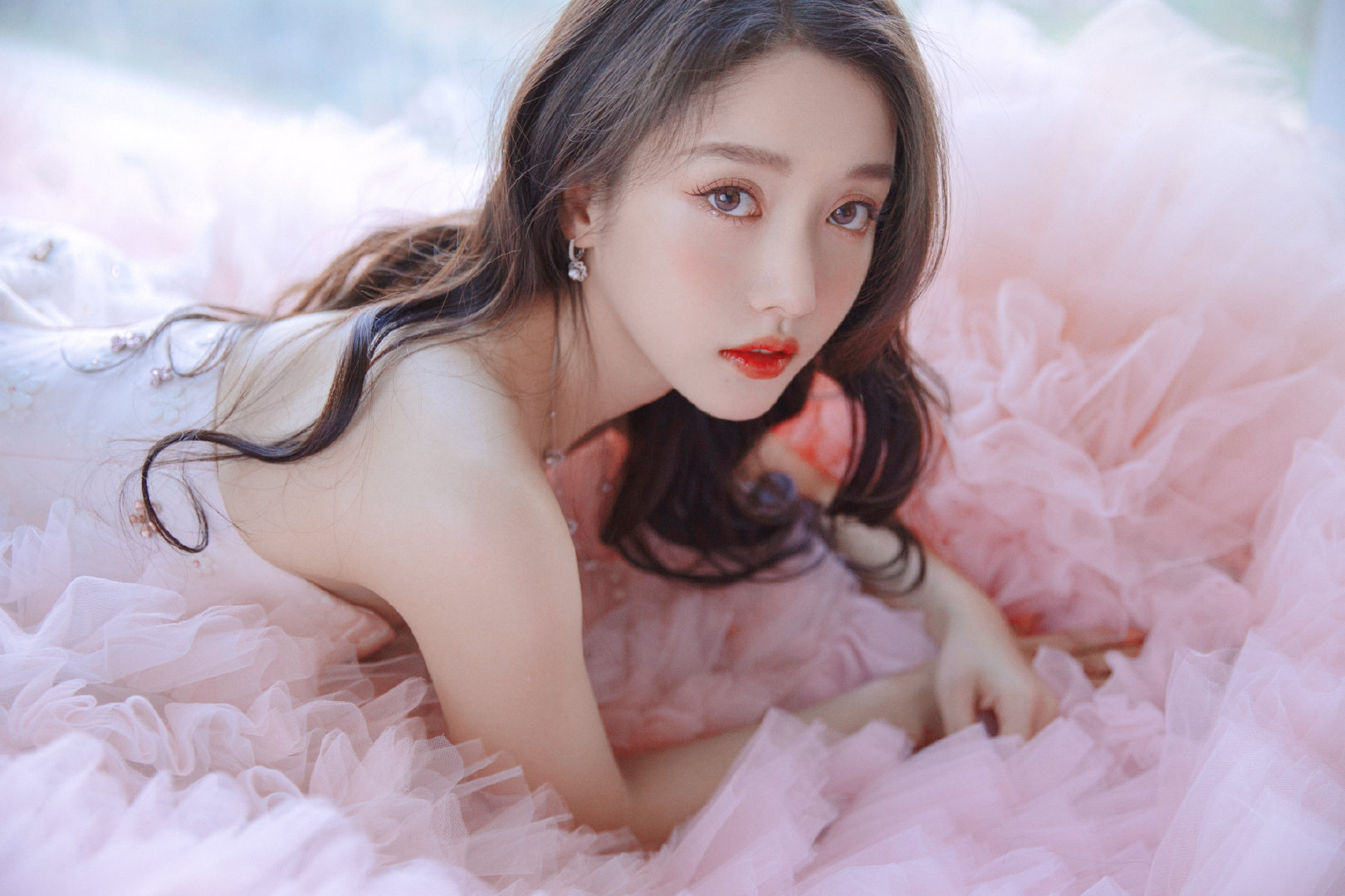 姜贞羽身着雾粉色渐变抹胸礼服亮相活动……__财经头条