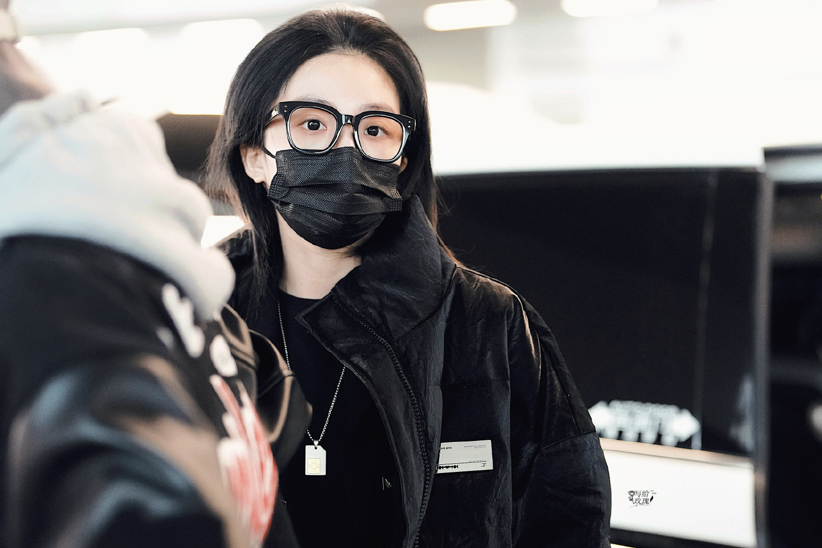 喻言机场allblack造型好绝黑框眼镜黑口罩黑色短款西装