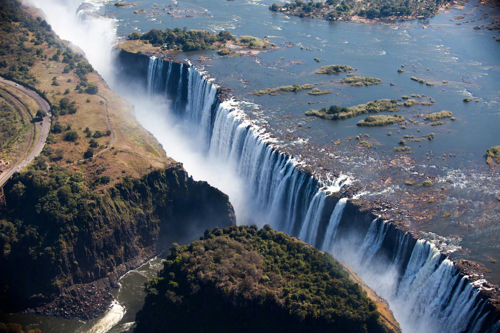 维多利亚瀑布位于非洲赞比西河中游