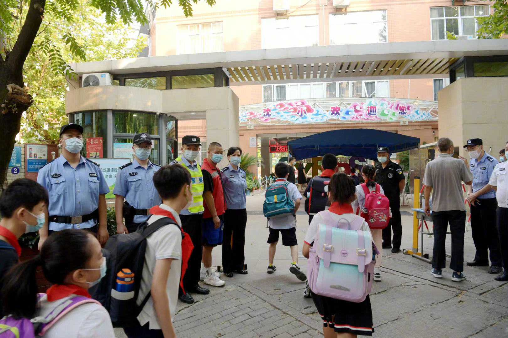 线下开学首日，武汉公安全力护航学生返校入园