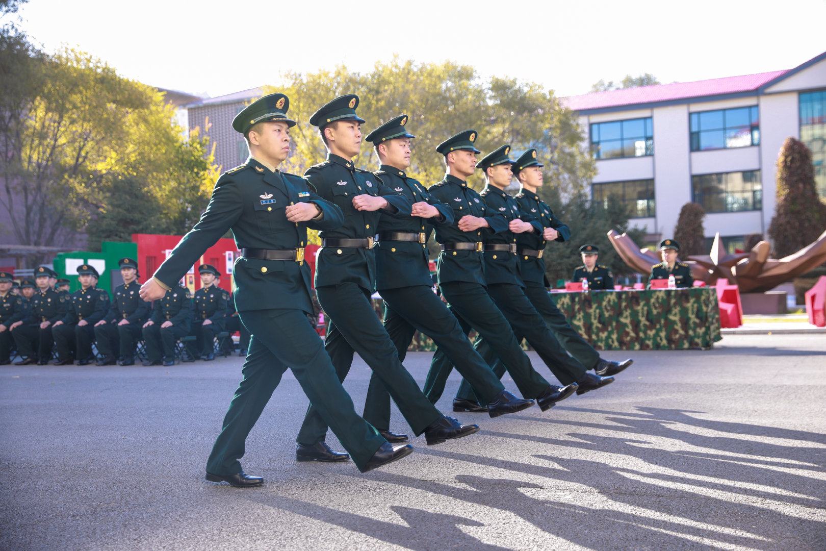 火箭军某部队列会操展英姿__财经头条