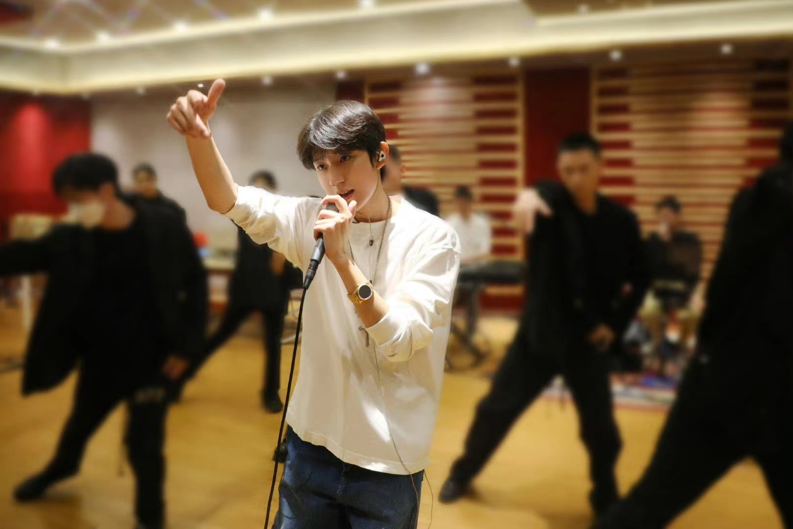 王源客厅狂欢巡演排练照好帅好绝啊!__财经头条