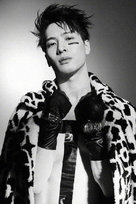 王嘉尔时尚芭莎黑白大片~王嘉尔又用他的腹肌来鲨人了~@王嘉尔_高清