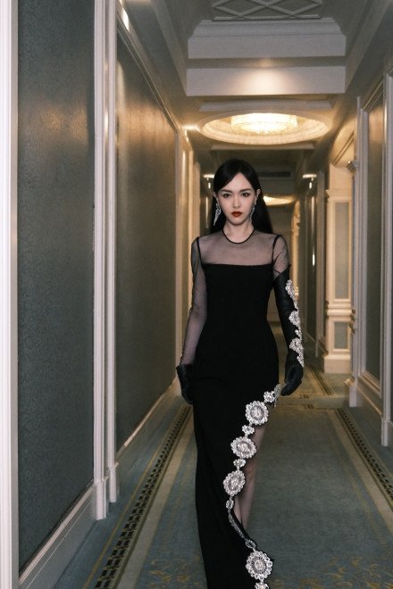 唐嫣时尚写真开叉长裙大长腿吸睛