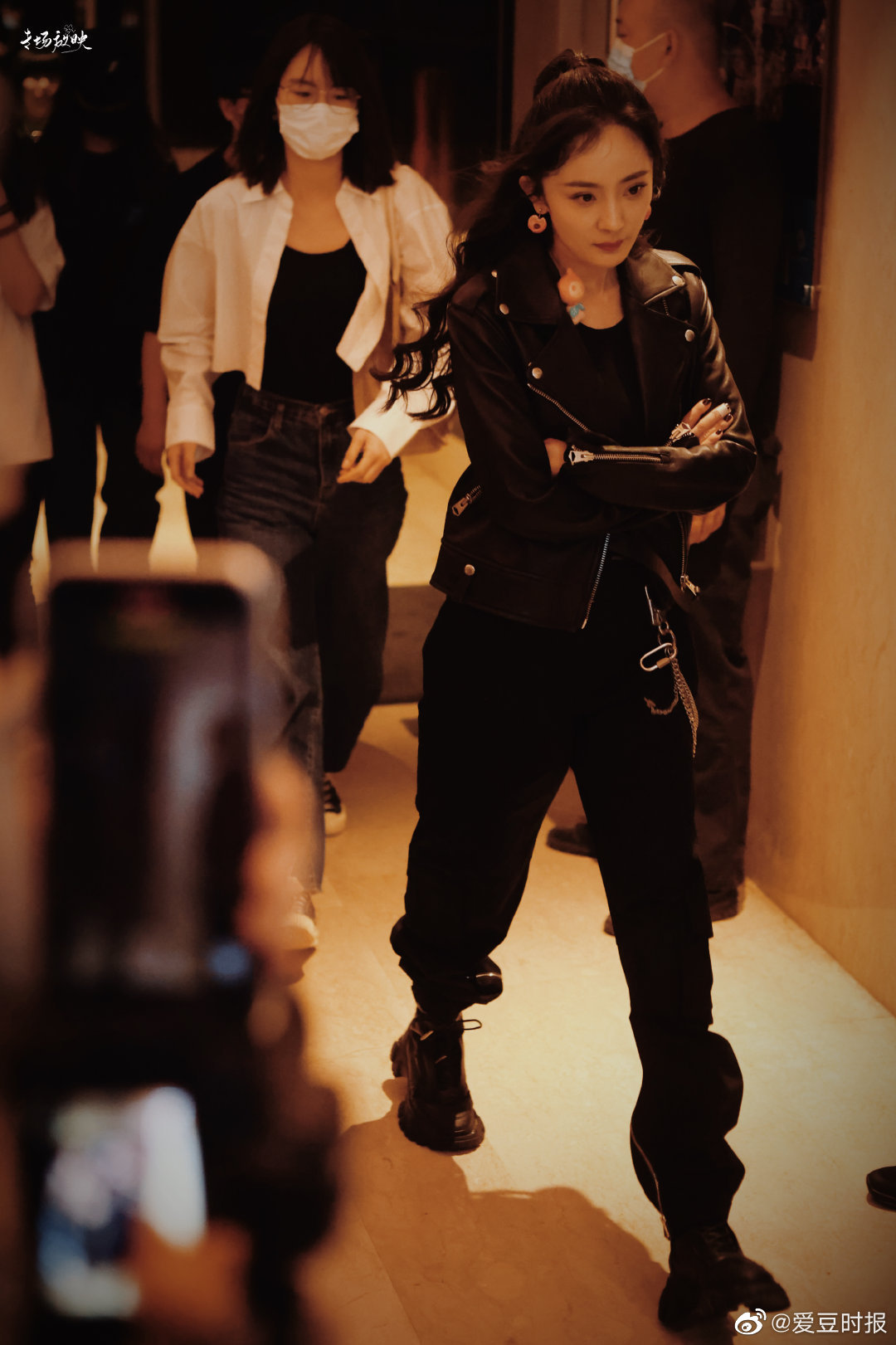 杨幂密室大逃脱上班饭拍allblack好酷皮衣配上酷酷的表情