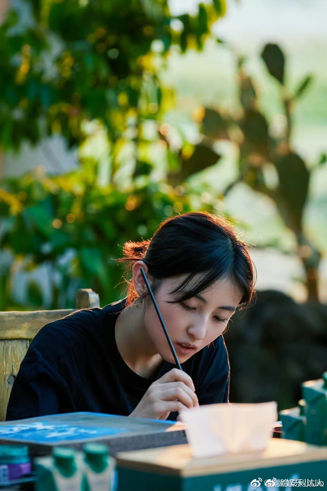 张子枫和姚安娜为树屋绘制门牌两个人一起画画的场景好温馨啊