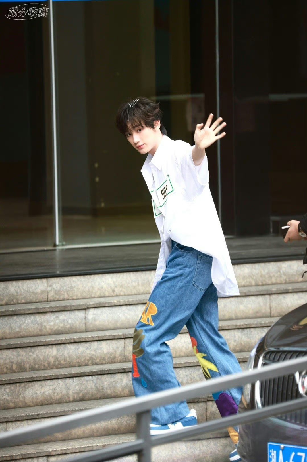 丁程鑫你好星期六上班路透 白色衬衣搭配休闲牛仔裤!_高清图集_新浪网