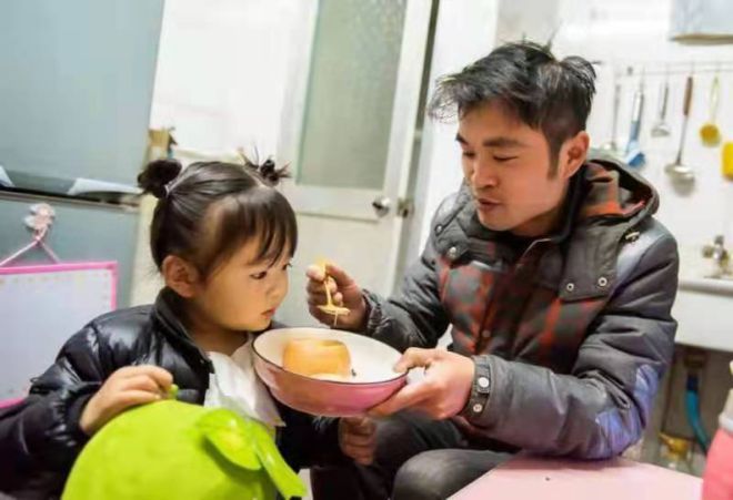 宁做“外卖宝宝”不当留守儿童，带女儿送外卖的男子告诉你什么是富养休闲区蓝鸢梦想 - Www.slyday.coM