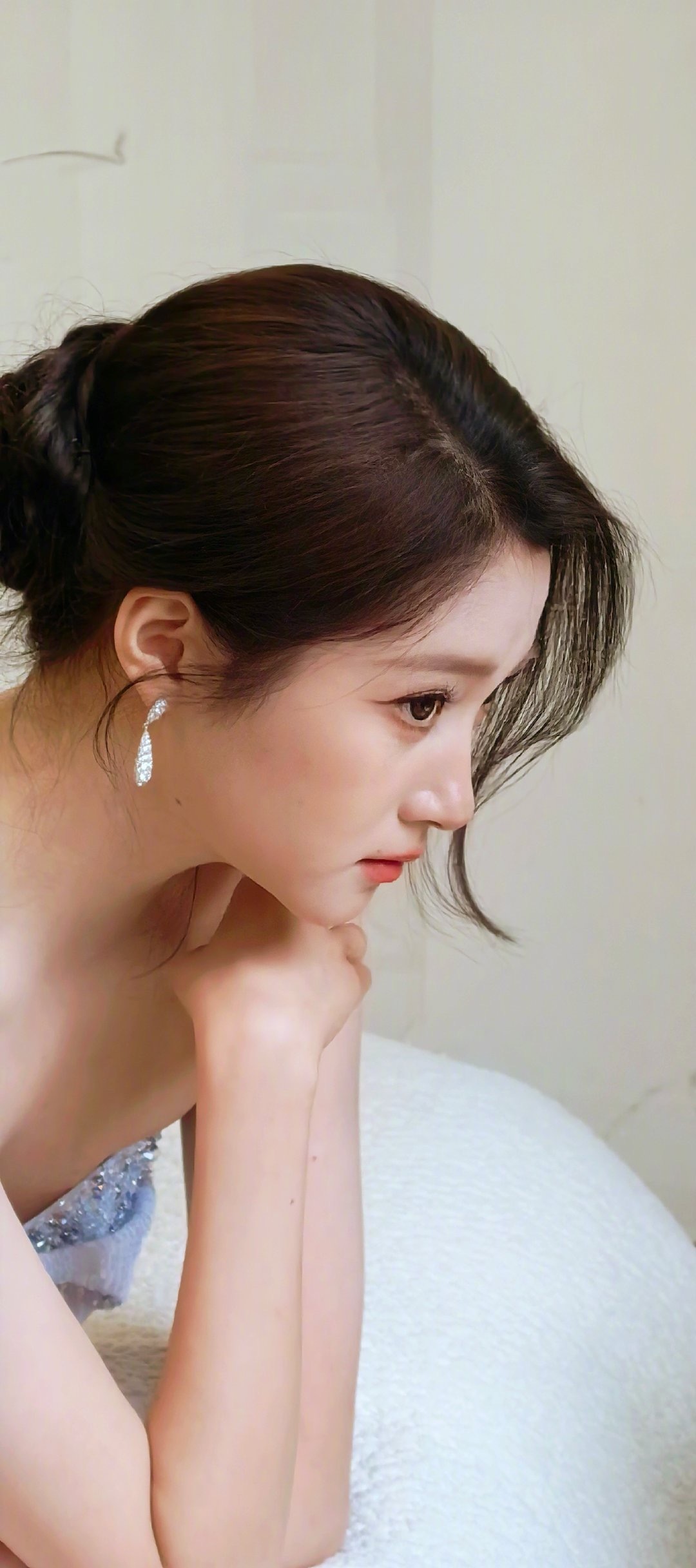 关晓彤分享夏日九宫格,垂眸浅笑故事感好强,完全是女神级别