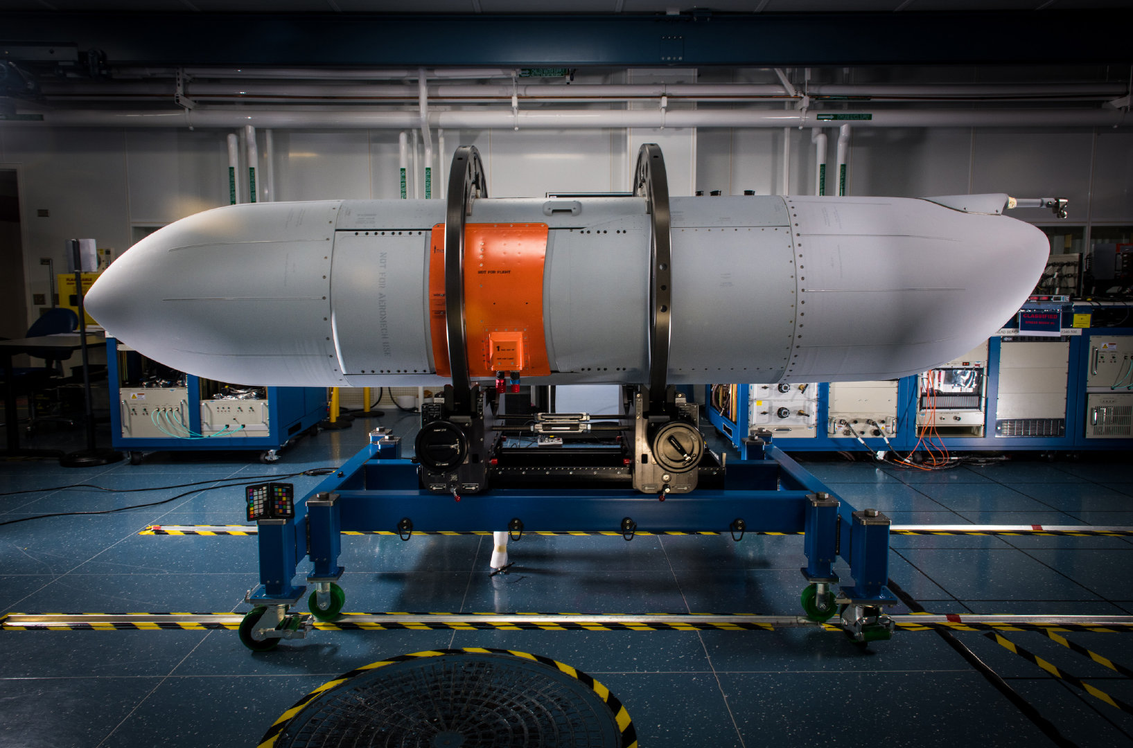 美海军航空系统司令部说咆哮虫的下一代电子干扰吊舱ngj-mb开发试验完