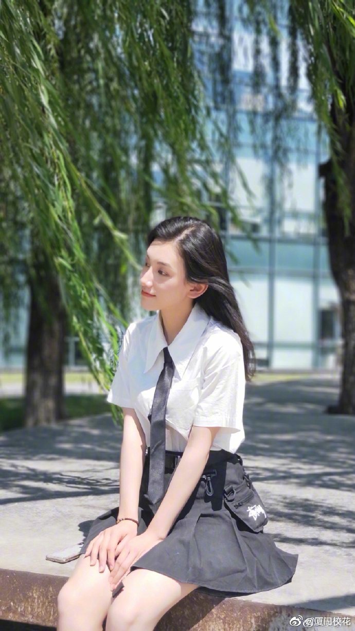 她叫黄琳，00年，就读于上海戏剧学院，身高169，爱好舞蹈，双子座
